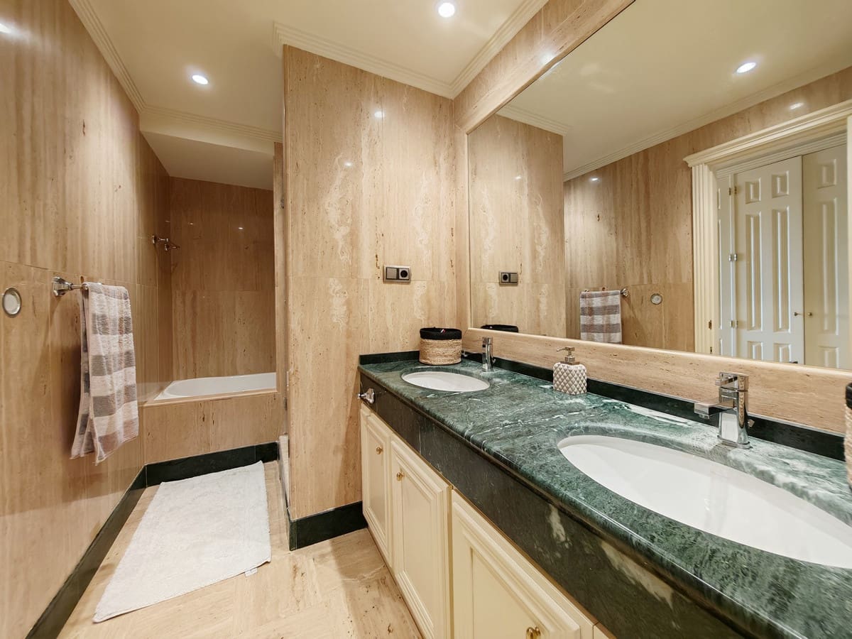 3 slaapkamer Appartement te huur in Marbella met zwembad garage - € 3.800 (Ref: 9807926)