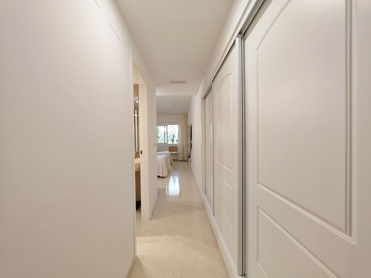 2 bedroom Apartment for sale in Elviria with pool garage - € 367,000 (Ref: 9839220)
