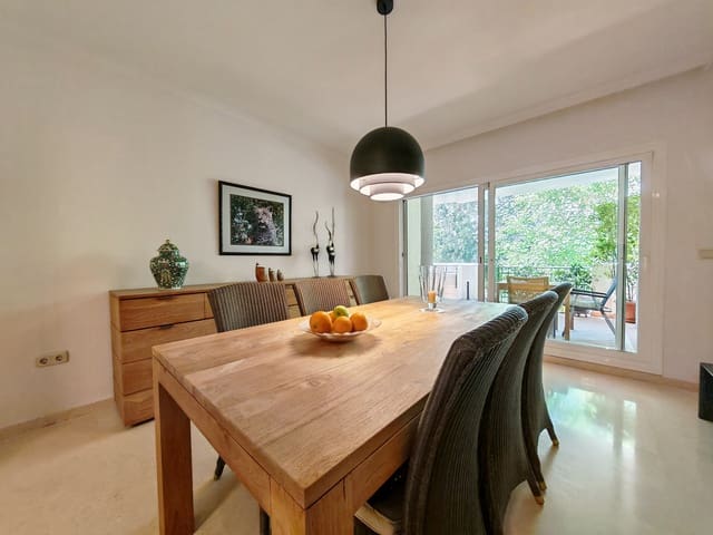 2 soveværelse Lejlighed til salg i Elviria, Marbella med swimmingpool garage - € 367.000 (Ref: 9839220)