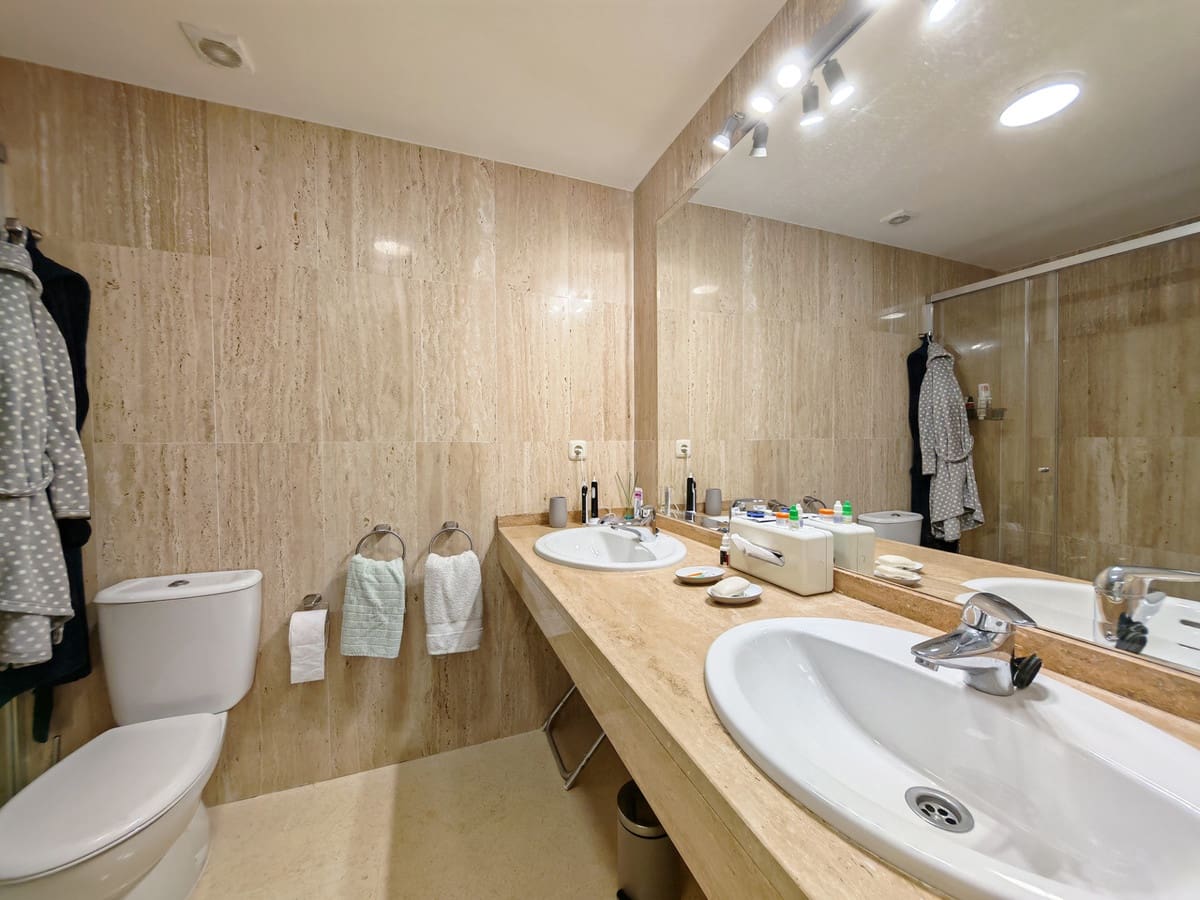 2 bedroom Apartment for sale in Elviria with pool garage - € 367,000 (Ref: 9839220)