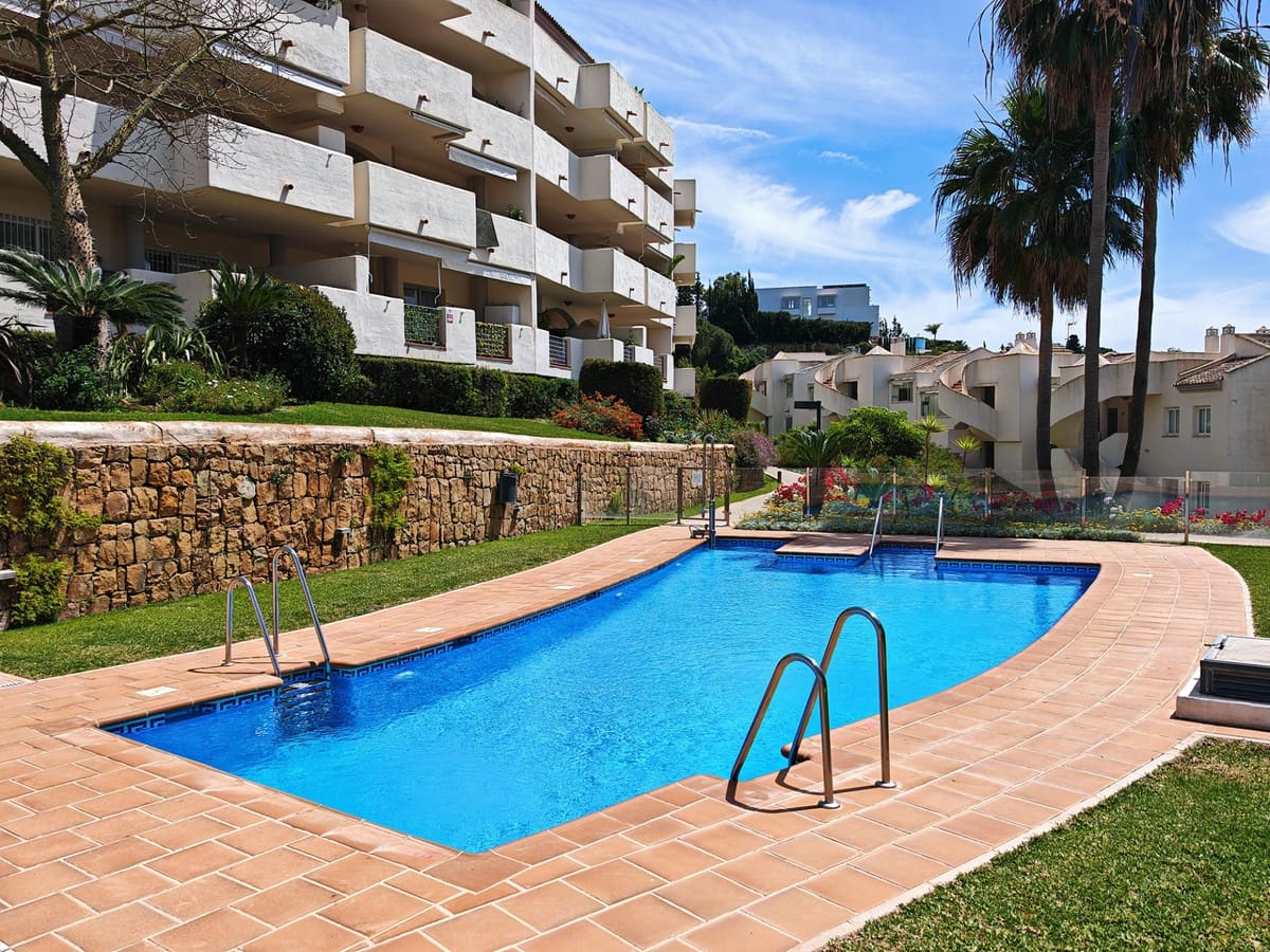 2 bedroom Apartment for sale in Elviria with pool garage - € 367,000 (Ref: 9839220)