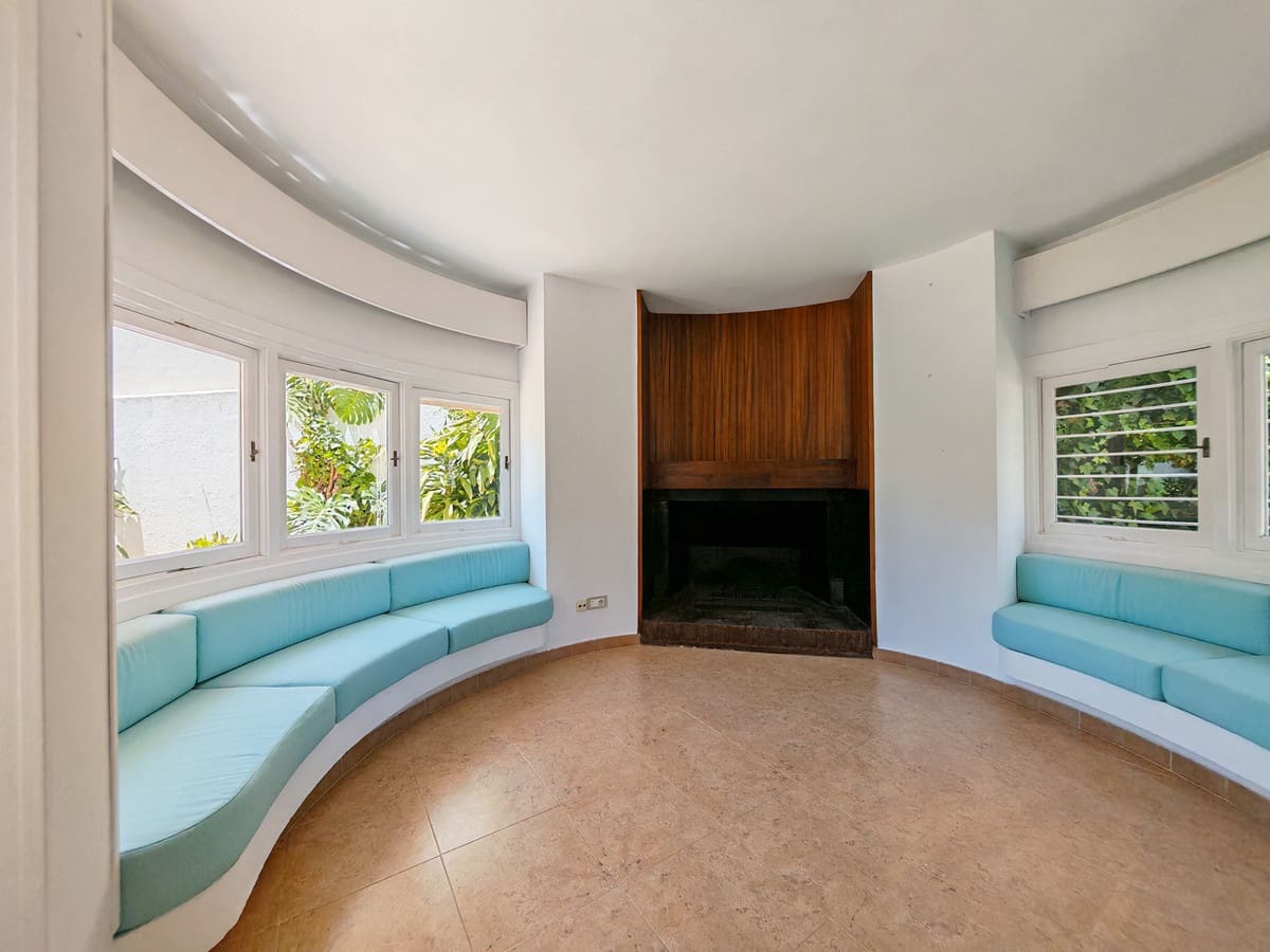 4 bedroom Villa for sale in Fuengirola with pool garage - € 1,800,000 (Ref: 9839221)