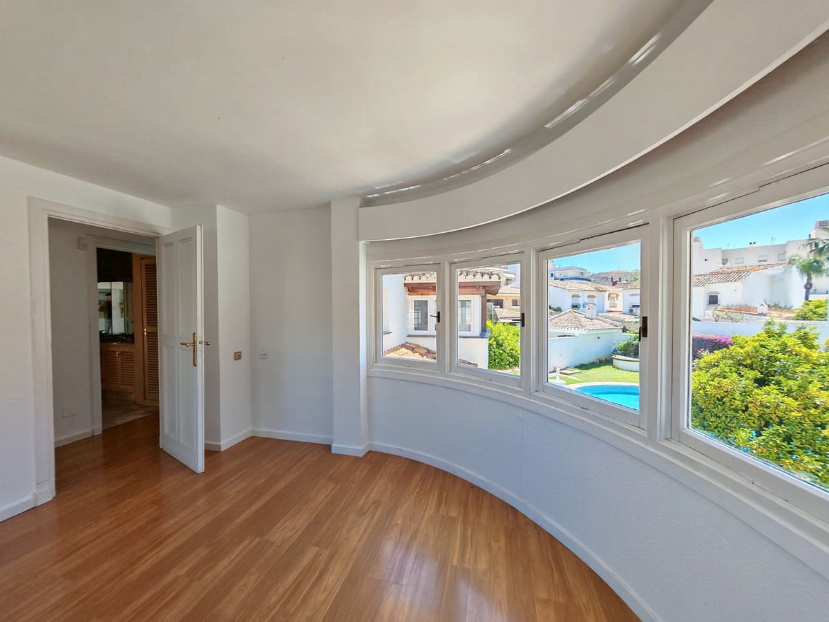 4 bedroom Villa for sale in Fuengirola with pool garage - € 1,800,000 (Ref: 9839221)