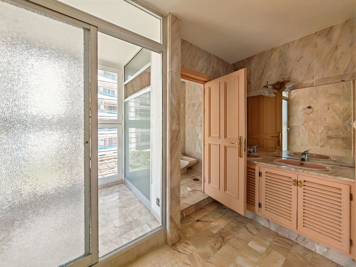 4 bedroom Villa for sale in Fuengirola with pool garage - € 1,800,000 (Ref: 9839221)