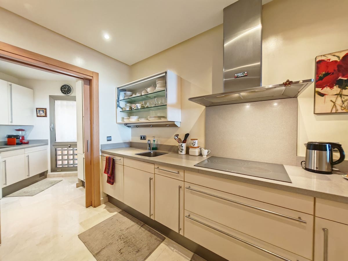 3 bedroom Apartment for sale in Marbella with pool garage - € 1,595,000 (Ref: 9851718)