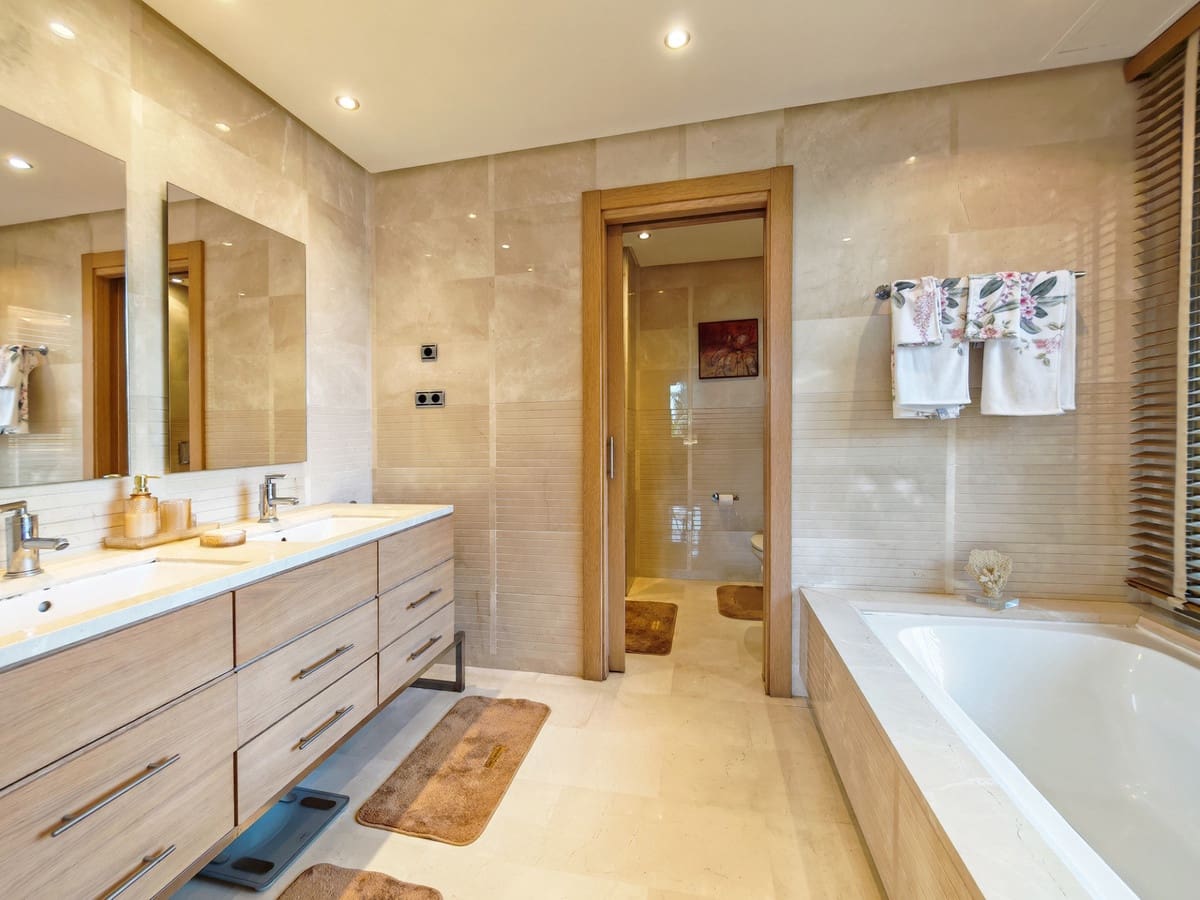 3 bedroom Apartment for sale in Marbella with pool garage - € 1,595,000 (Ref: 9851718)