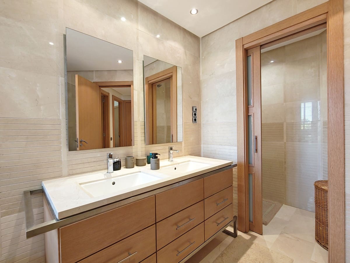 3 bedroom Apartment for sale in Marbella with pool garage - € 1,595,000 (Ref: 9851718)