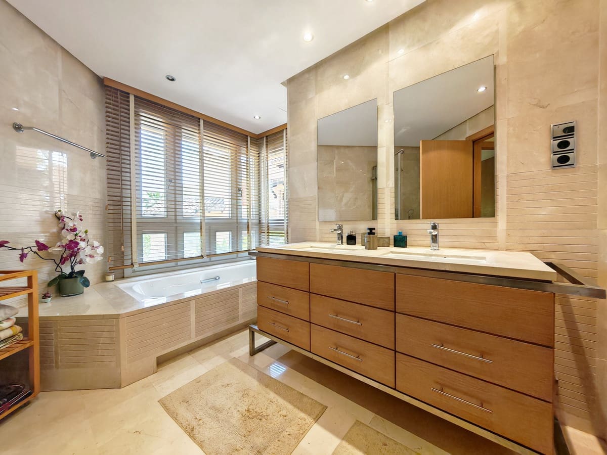 3 bedroom Apartment for sale in Marbella with pool garage - € 1,595,000 (Ref: 9851718)