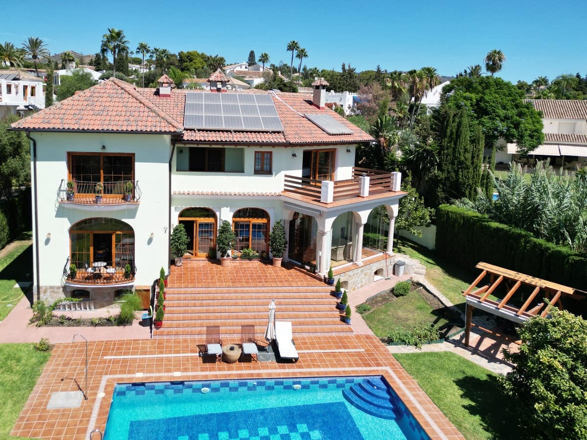 6 bedroom Villa for sale in El Rosario with pool garage - € 2,490,000 (Ref: 9865154)