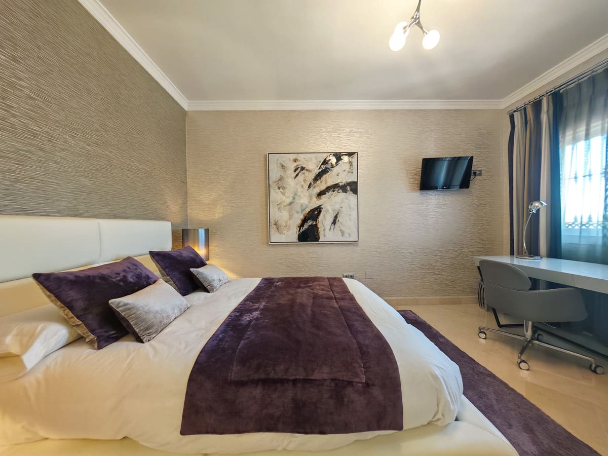 Chalet de 4 habitaciones en Elviria en venta con piscina garaje - 2.250.000 € (Ref: 9896826)