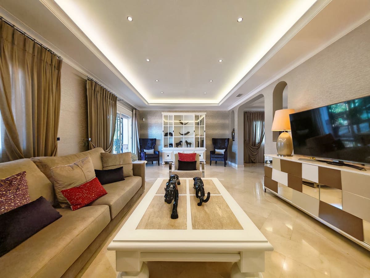 Chalet de 4 habitaciones en Elviria en venta con piscina garaje - 2.250.000 € (Ref: 9896826)
