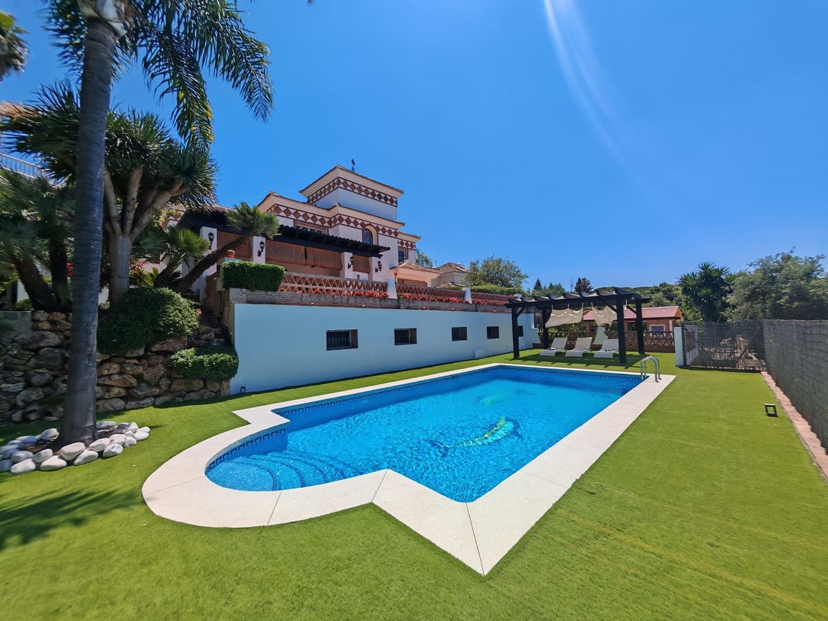 Chalet de 4 habitaciones en Elviria en venta con piscina garaje - 2.250.000 € (Ref: 9896826)