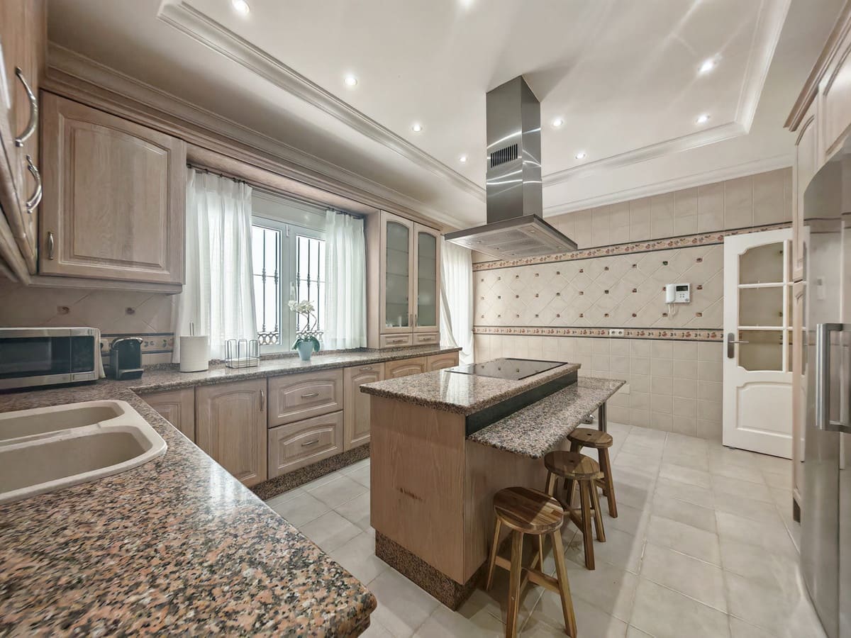 Chalet de 4 habitaciones en Elviria en venta con piscina garaje - 2.250.000 € (Ref: 9896826)