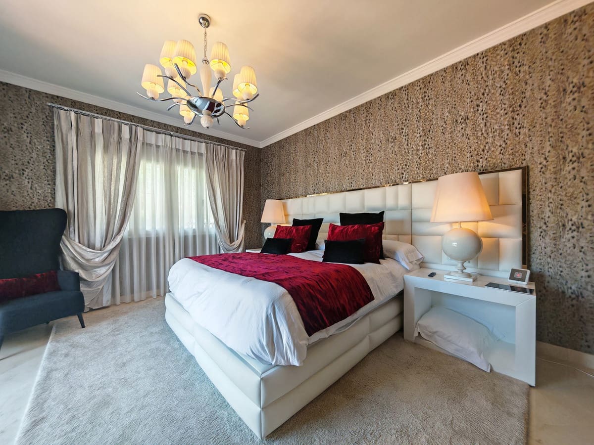 Chalet de 4 habitaciones en Elviria en venta con piscina garaje - 2.250.000 € (Ref: 9896826)