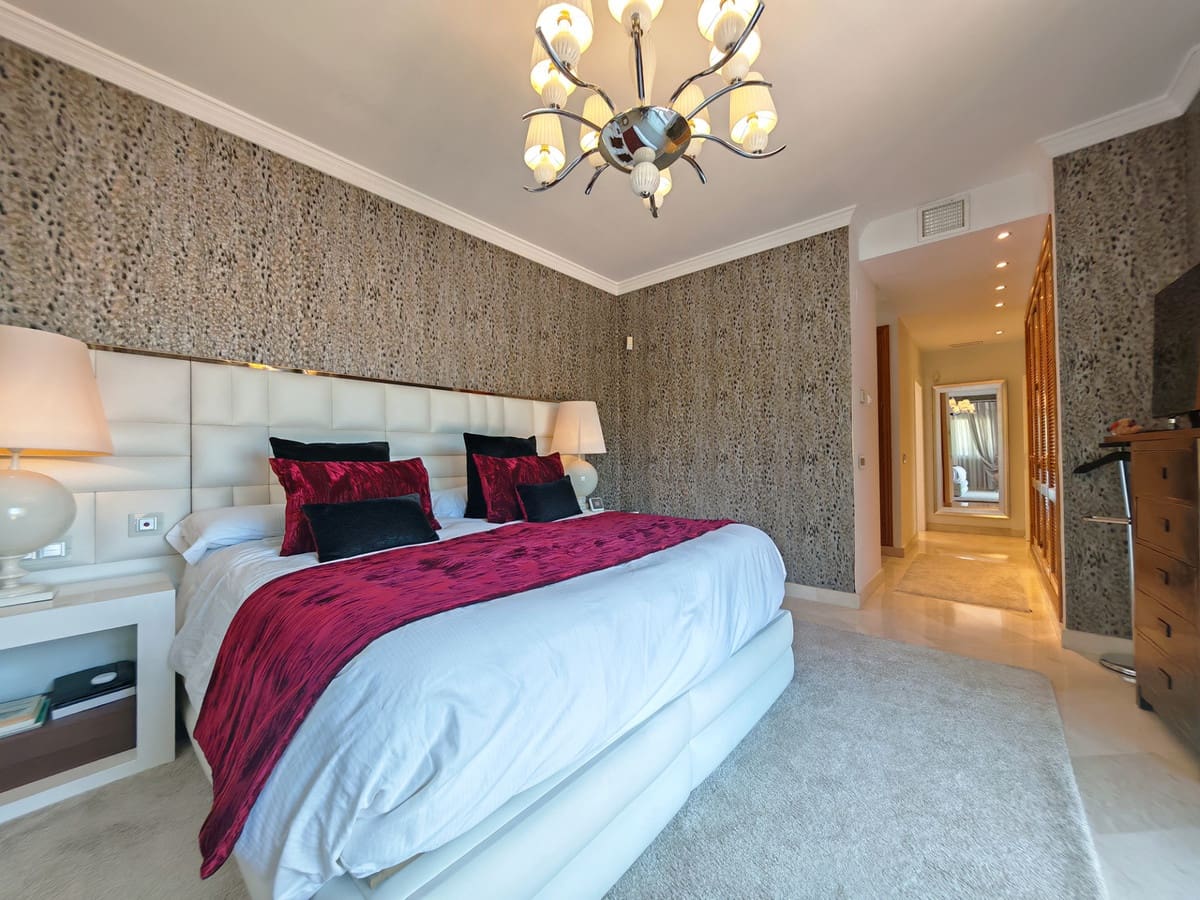 Chalet de 4 habitaciones en Elviria en venta con piscina garaje - 2.250.000 € (Ref: 9896826)