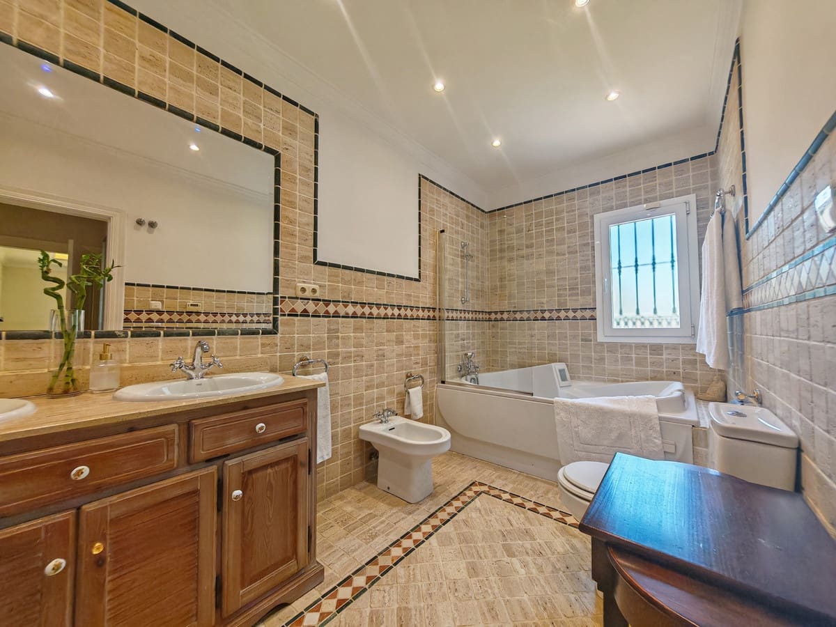 Chalet de 4 habitaciones en Elviria en venta con piscina garaje - 2.250.000 € (Ref: 9896826)