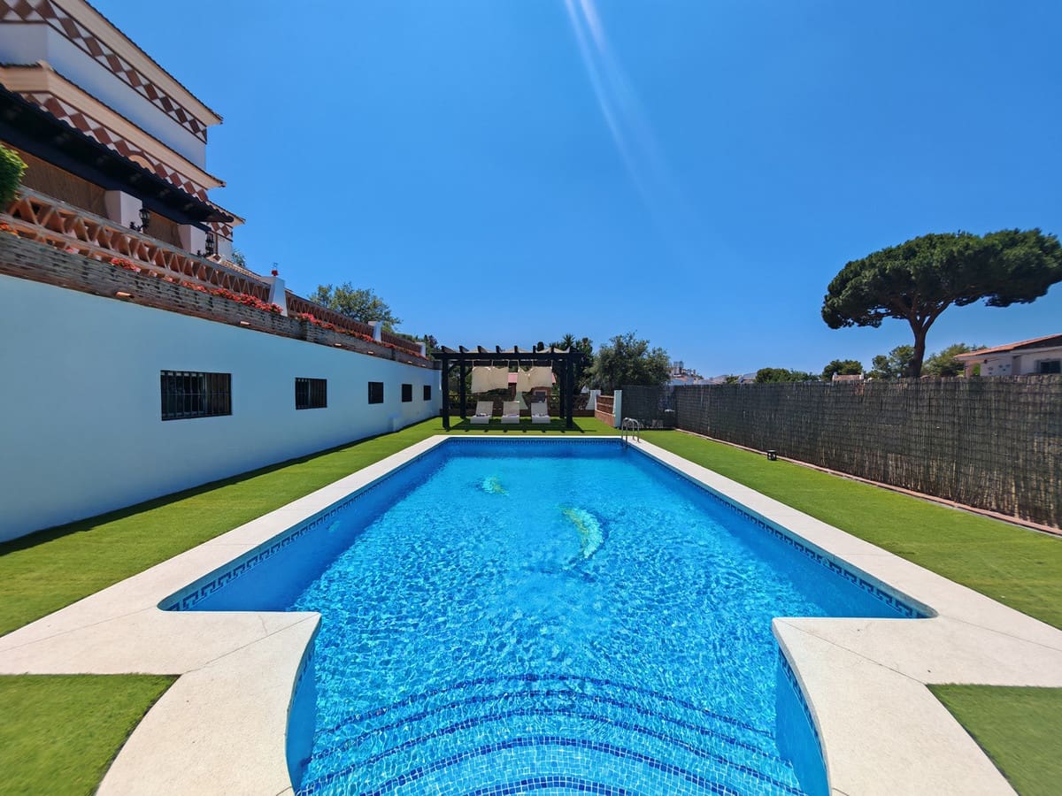 Chalet de 4 habitaciones en Elviria en venta con piscina garaje - 2.250.000 € (Ref: 9896826)