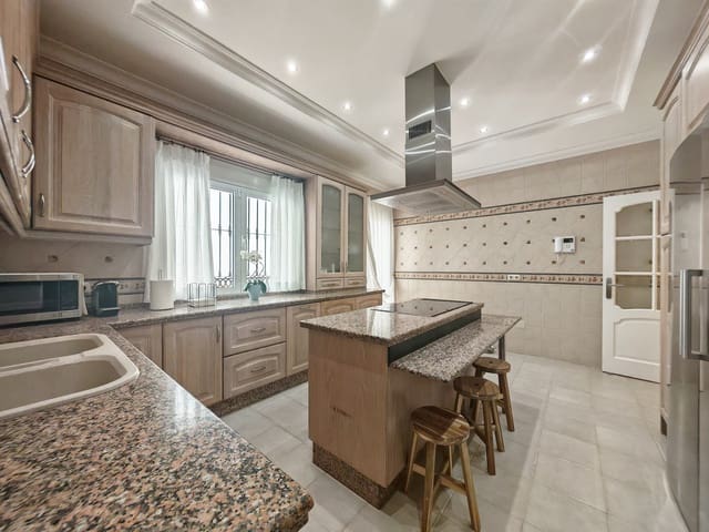 Chalet de 4 habitaciones en Elviria, Marbella en venta con piscina garaje - 2.250.000 € (Ref: 9896826)