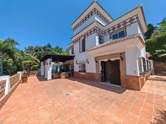 Chalet de 4 habitaciones en Elviria, Marbella en venta con piscina garaje - 2.250.000 € (Ref: 9896826)