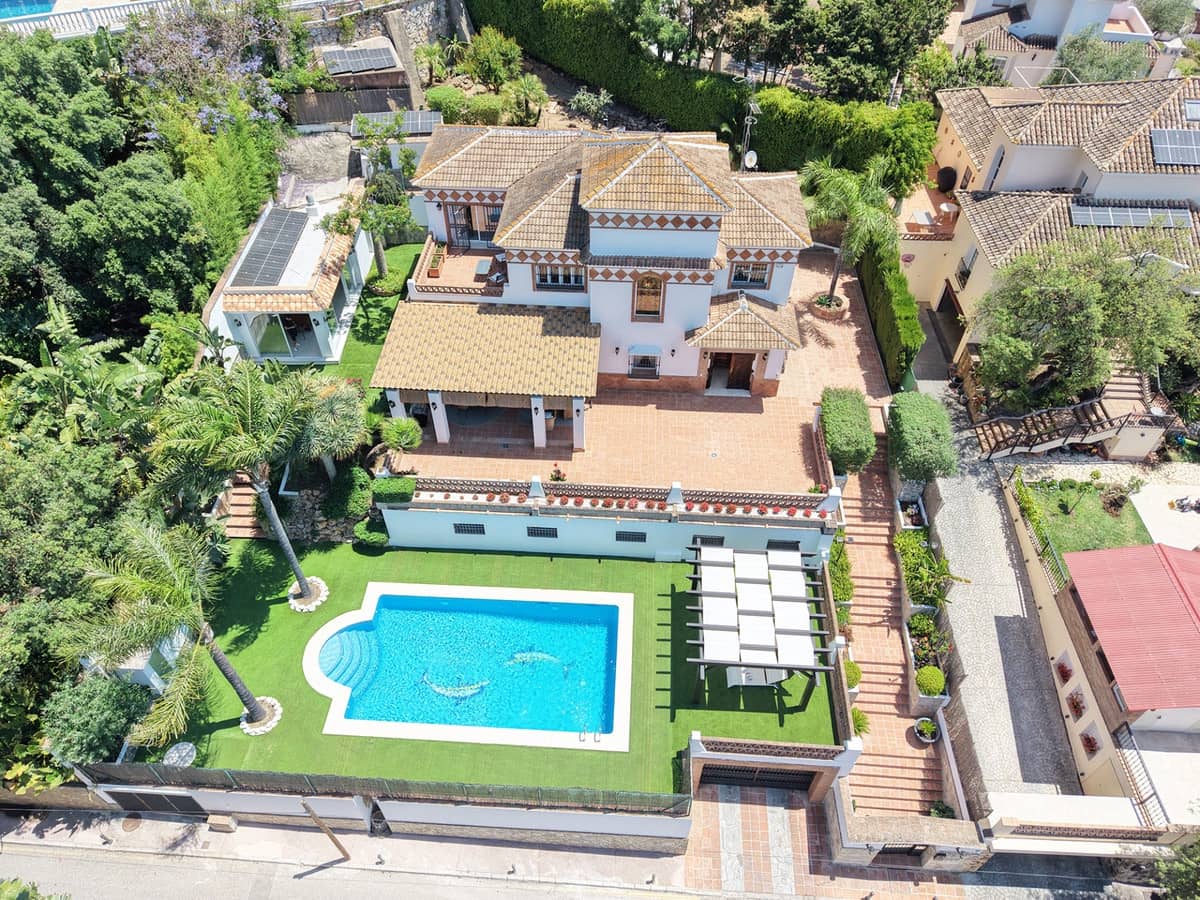 Chalet de 4 habitaciones en Elviria en venta con piscina garaje - 2.250.000 € (Ref: 9896826)