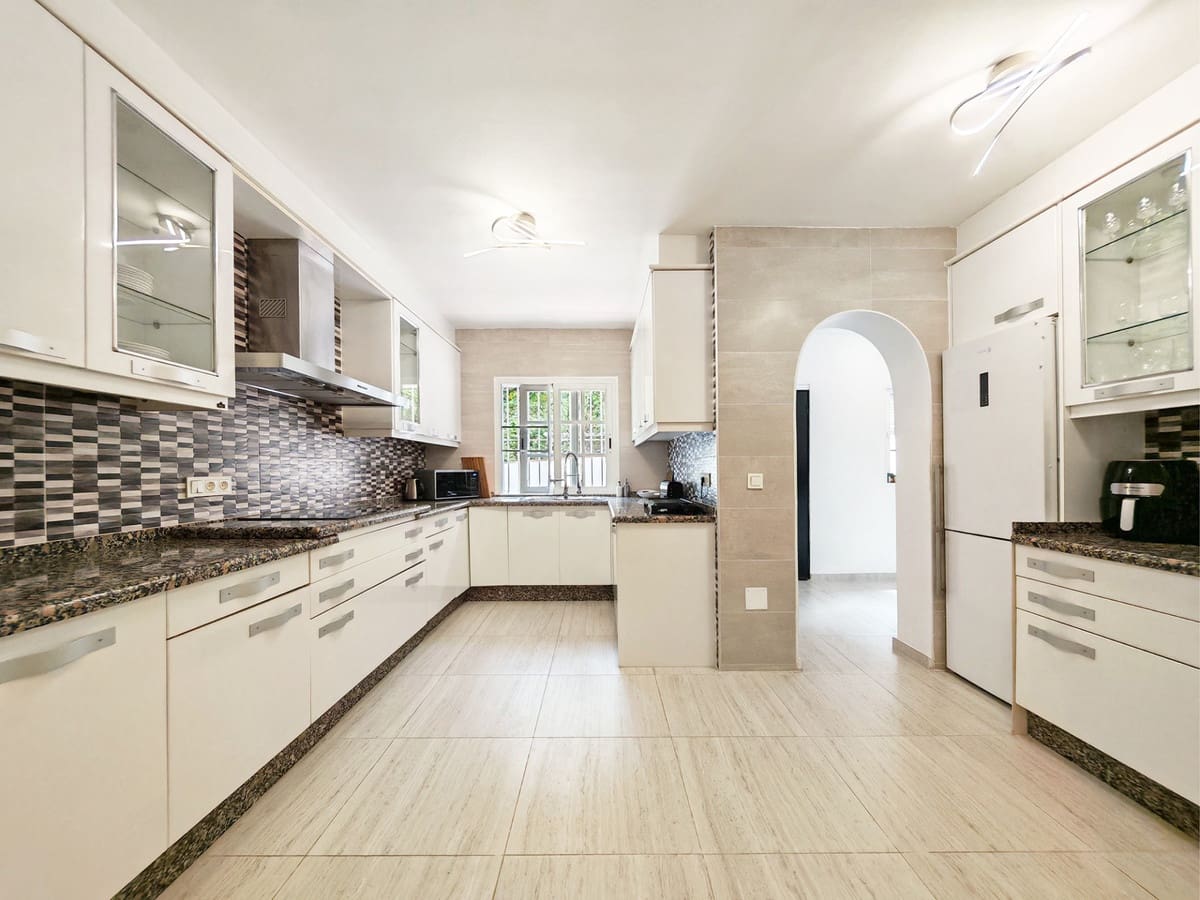 3 soveværelse Villa til salg i Benalmadena med swimmingpool garage - € 895.000 (Ref: 9913132)