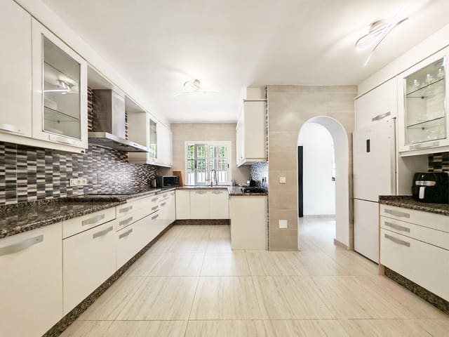 3 soveværelse Villa til salg i Benalmádena med swimmingpool garage - € 895.000 (Ref: 9913132)