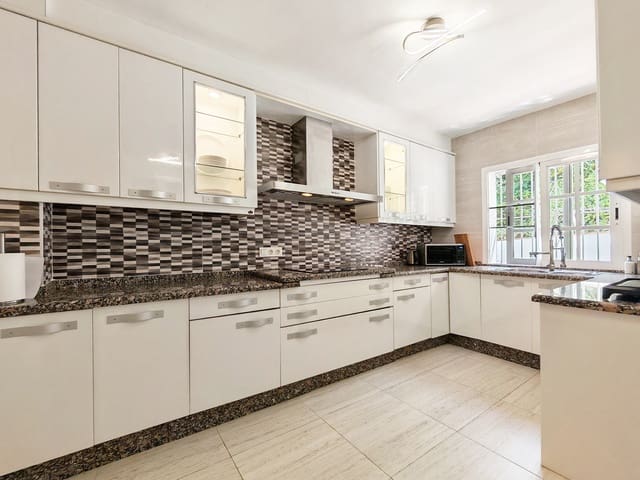 3 soveværelse Villa til salg i Benalmádena med swimmingpool garage - € 895.000 (Ref: 9913132)