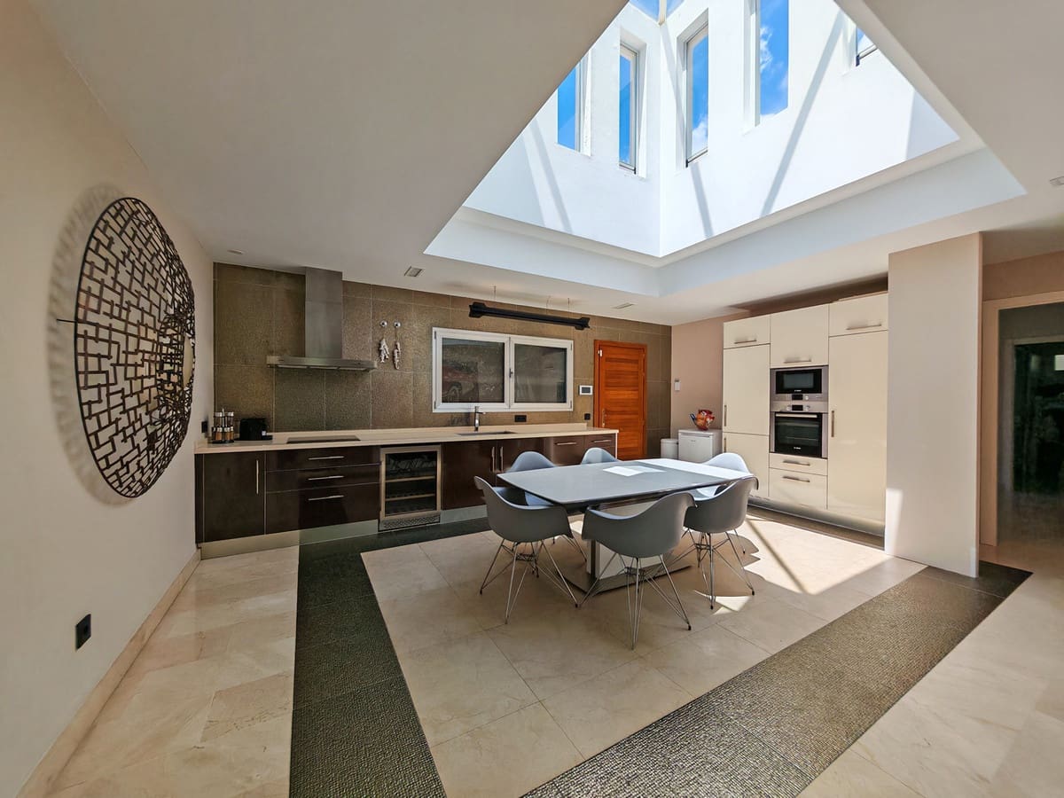 3 soveværelse Villa til salg i El Rosario med swimmingpool garage - € 2.395.000 (Ref: 9922273)