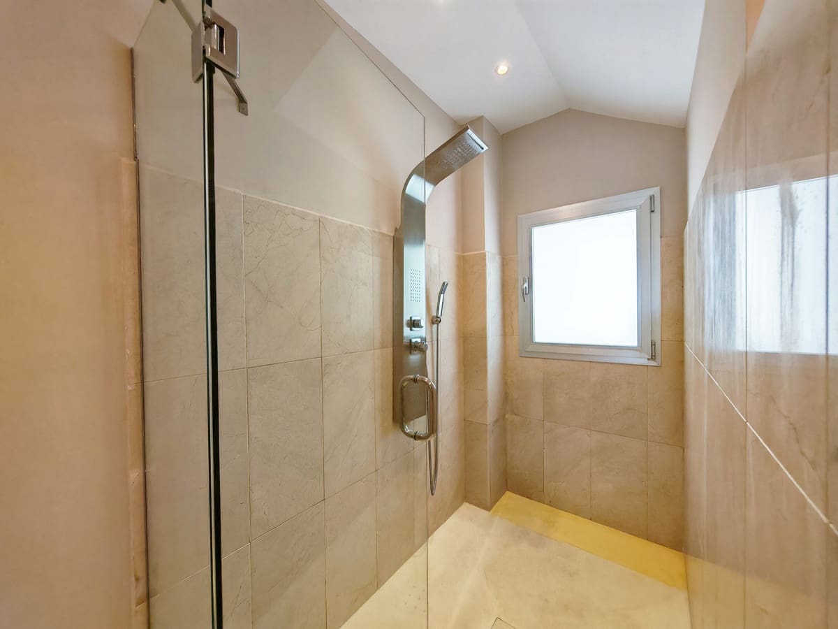 3 soveværelse Villa til salg i El Rosario med swimmingpool garage - € 2.395.000 (Ref: 9922273)