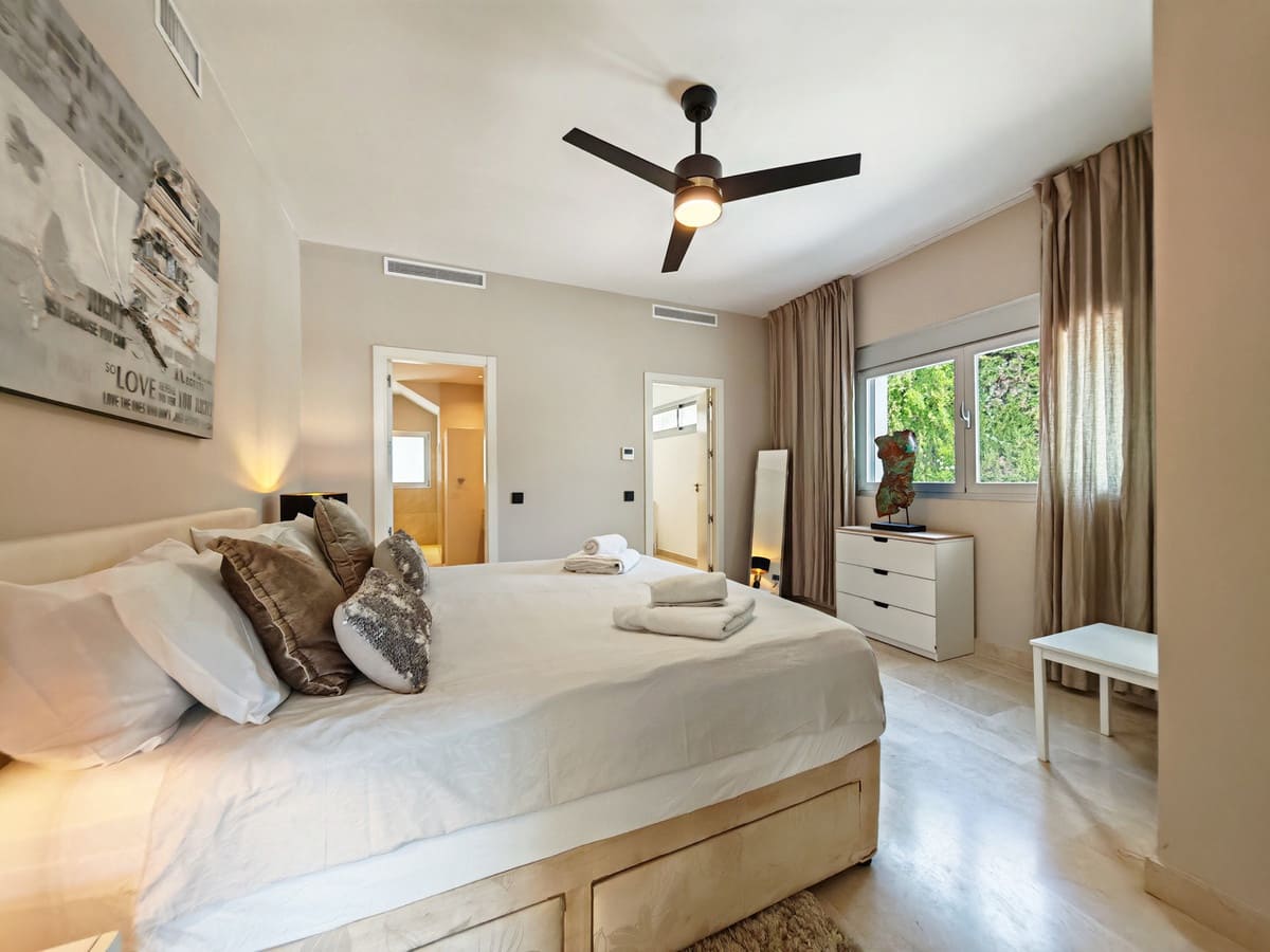 3 soveværelse Villa til salg i El Rosario med swimmingpool garage - € 2.395.000 (Ref: 9922273)