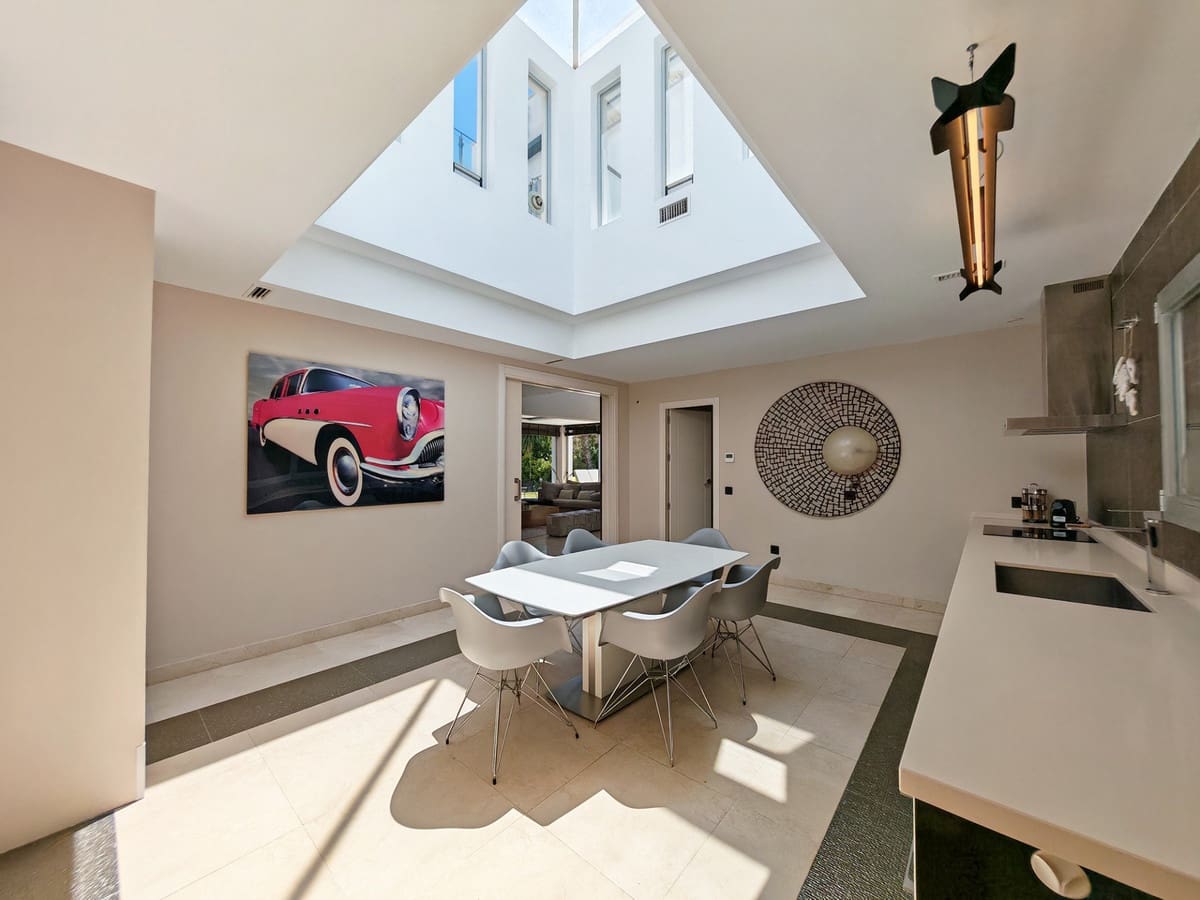 3 soveværelse Villa til salg i El Rosario med swimmingpool garage - € 2.395.000 (Ref: 9922273)