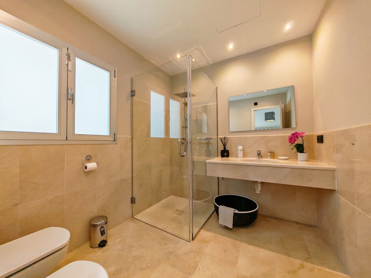 3 soveværelse Villa til salg i El Rosario med swimmingpool garage - € 2.395.000 (Ref: 9922273)