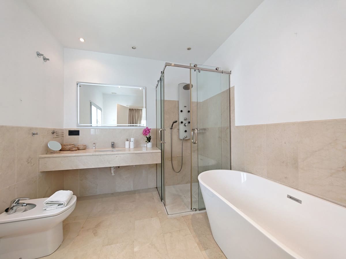 3 soveværelse Villa til salg i El Rosario med swimmingpool garage - € 2.395.000 (Ref: 9922273)
