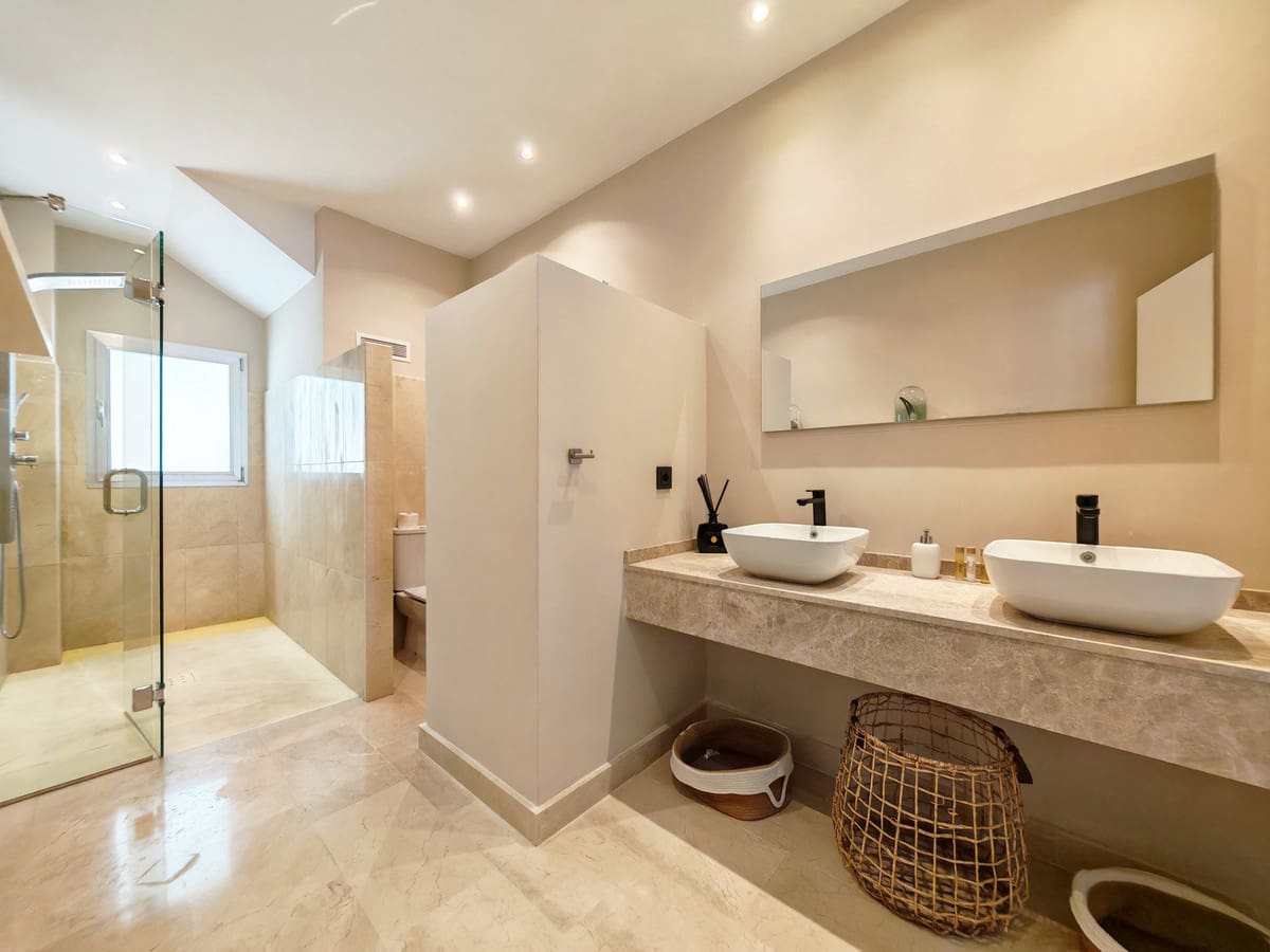3 soveværelse Villa til salg i El Rosario med swimmingpool garage - € 2.395.000 (Ref: 9922273)