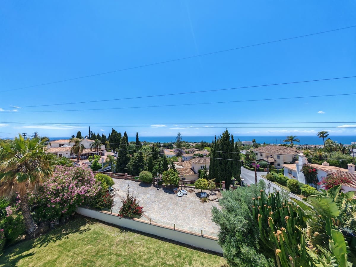 3 soveværelse Villa til salg i El Rosario med swimmingpool garage - € 2.395.000 (Ref: 9922273)