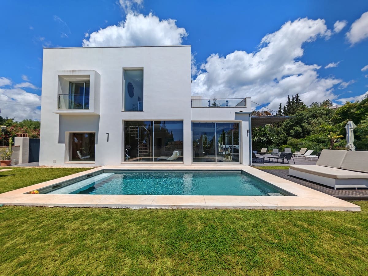 3 soveværelse Villa til salg i El Rosario med swimmingpool garage - € 2.395.000 (Ref: 9922273)