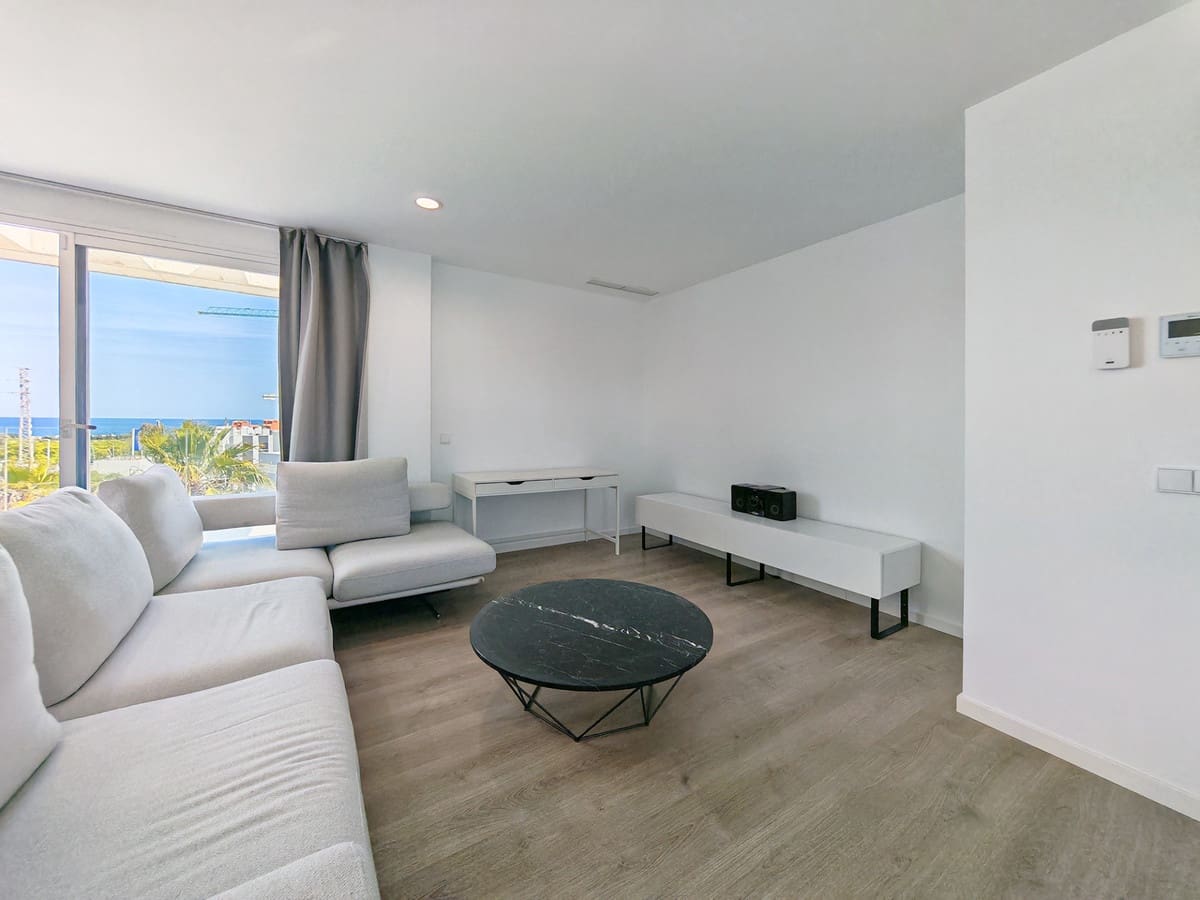 Ático de 2 habitaciones en Estepona en alquiler con piscina garaje - 2.500 € (Ref: 9943647)