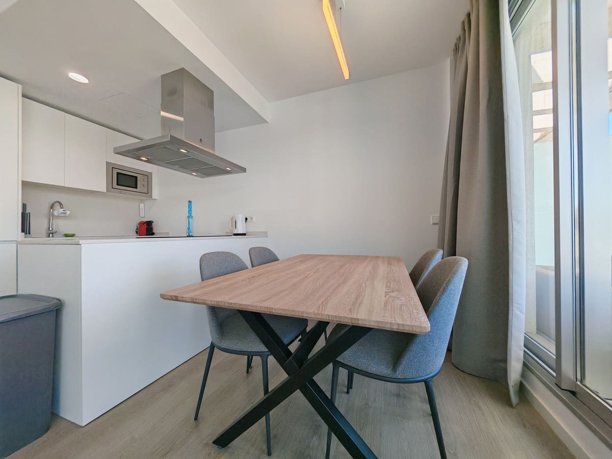 Ático de 2 habitaciones en Estepona en alquiler con piscina garaje - 2.500 € (Ref: 9943647)
