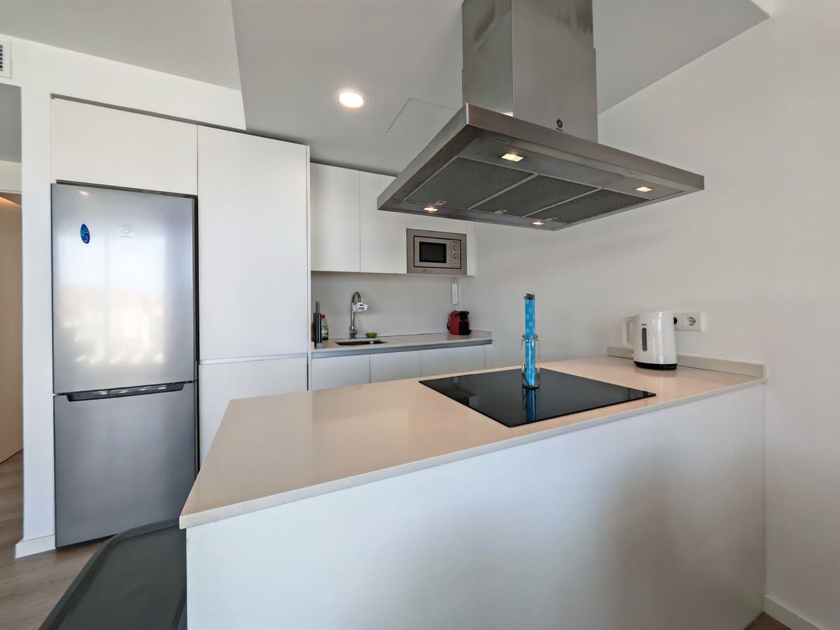 Ático de 2 habitaciones en Estepona en alquiler con piscina garaje - 2.500 € (Ref: 9943647)