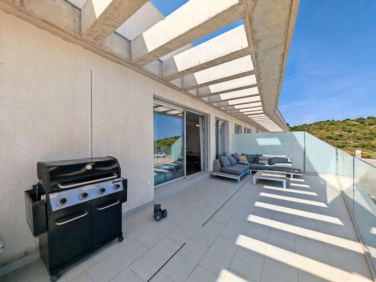 Ático de 2 habitaciones en Estepona en alquiler con piscina garaje - 2.500 € (Ref: 9943647)