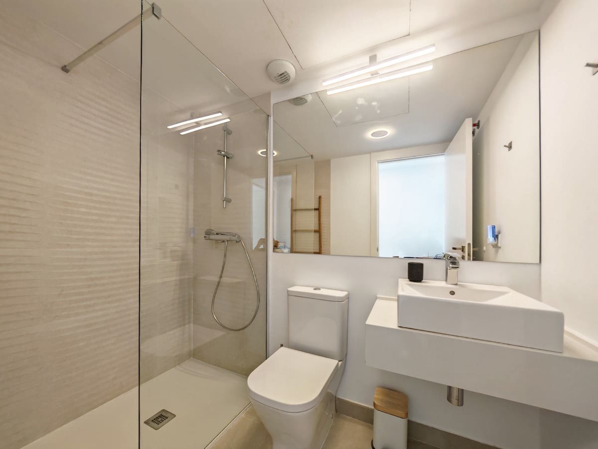 Ático de 2 habitaciones en Estepona en alquiler con piscina garaje - 2.500 € (Ref: 9943647)