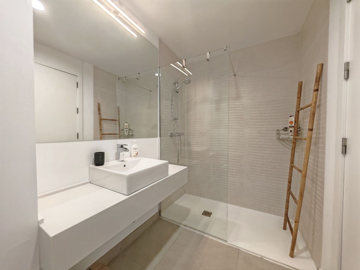 Ático de 2 habitaciones en Estepona en alquiler con piscina garaje - 2.500 € (Ref: 9943647)