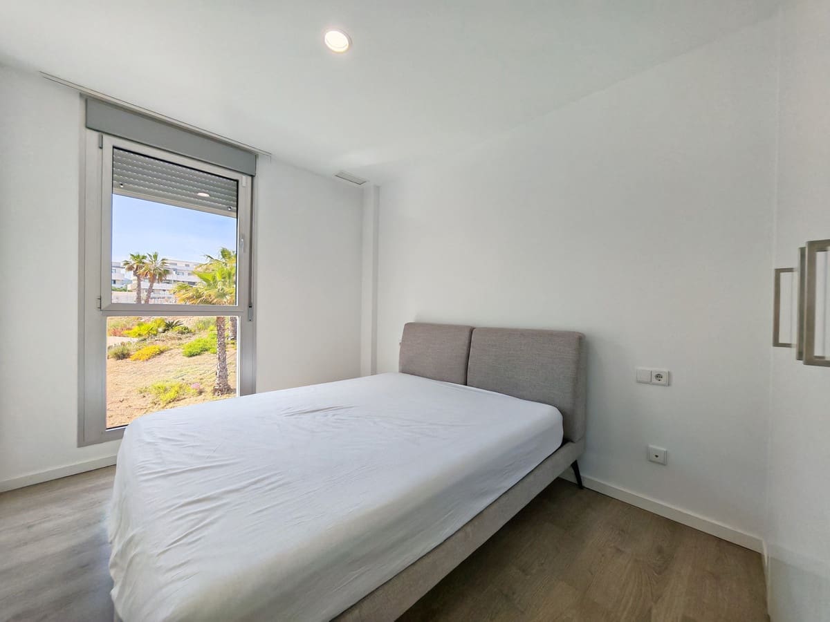 Ático de 2 habitaciones en Estepona en alquiler con piscina garaje - 2.500 € (Ref: 9943647)