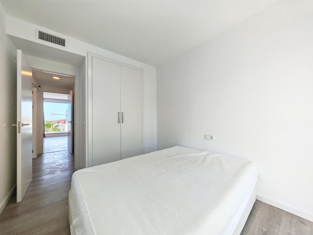 Ático de 2 habitaciones en Estepona en alquiler con piscina garaje - 2.500 € (Ref: 9943647)