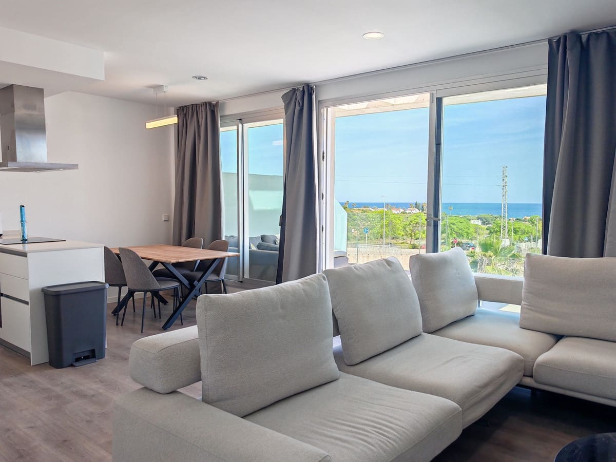 Ático de 2 habitaciones en Estepona en alquiler con piscina garaje - 2.500 € (Ref: 9943647)