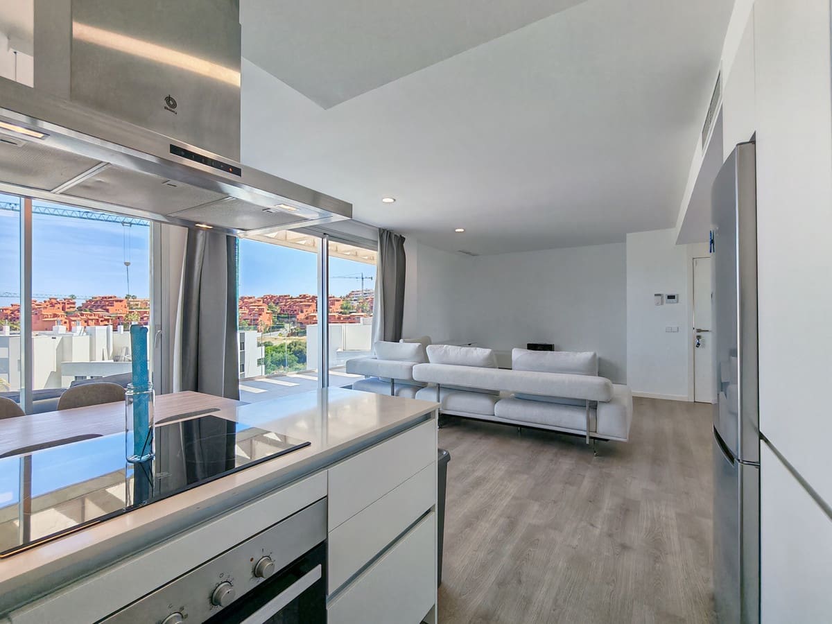 Ático de 2 habitaciones en Estepona en alquiler con piscina garaje - 2.500 € (Ref: 9943647)