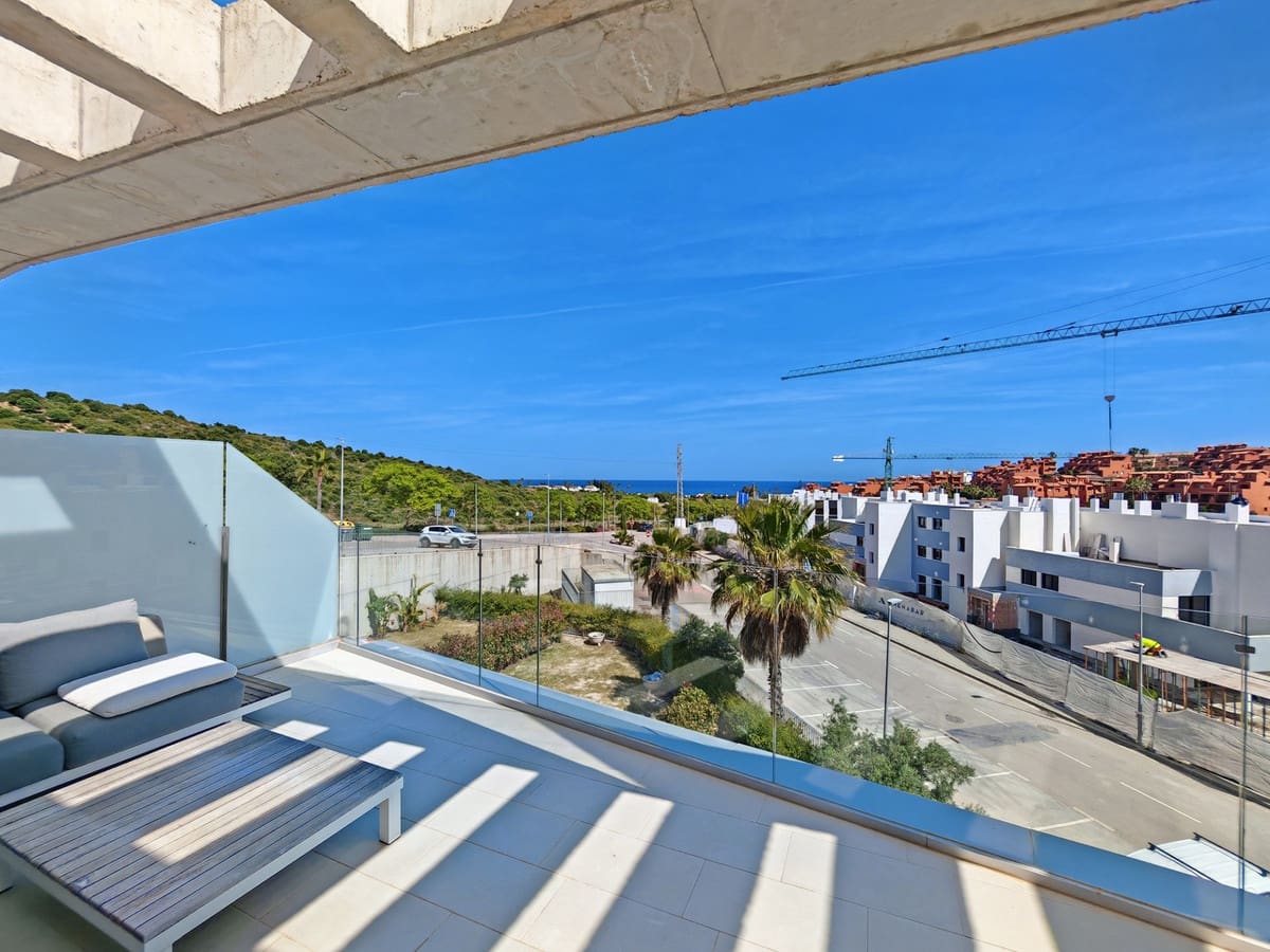 Ático de 2 habitaciones en Estepona en alquiler con piscina garaje - 2.500 € (Ref: 9943647)