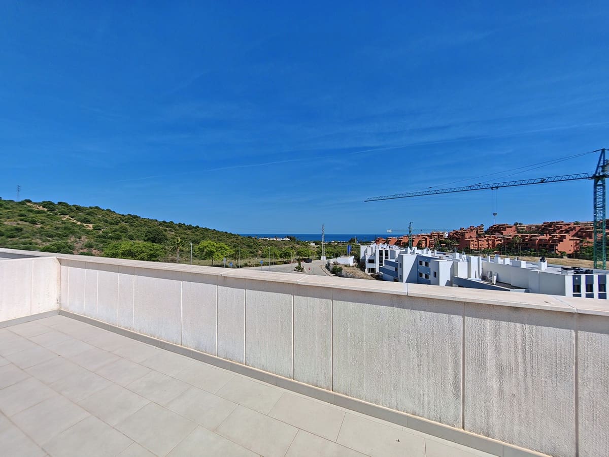 Ático de 2 habitaciones en Estepona en alquiler con piscina garaje - 2.500 € (Ref: 9943647)