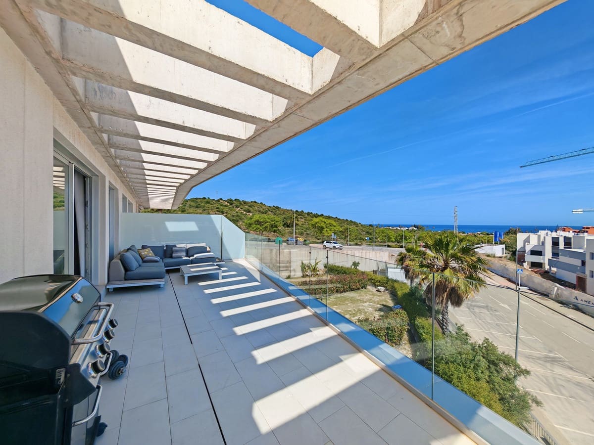 Ático de 2 habitaciones en Estepona en alquiler con piscina garaje - 2.500 € (Ref: 9943647)
