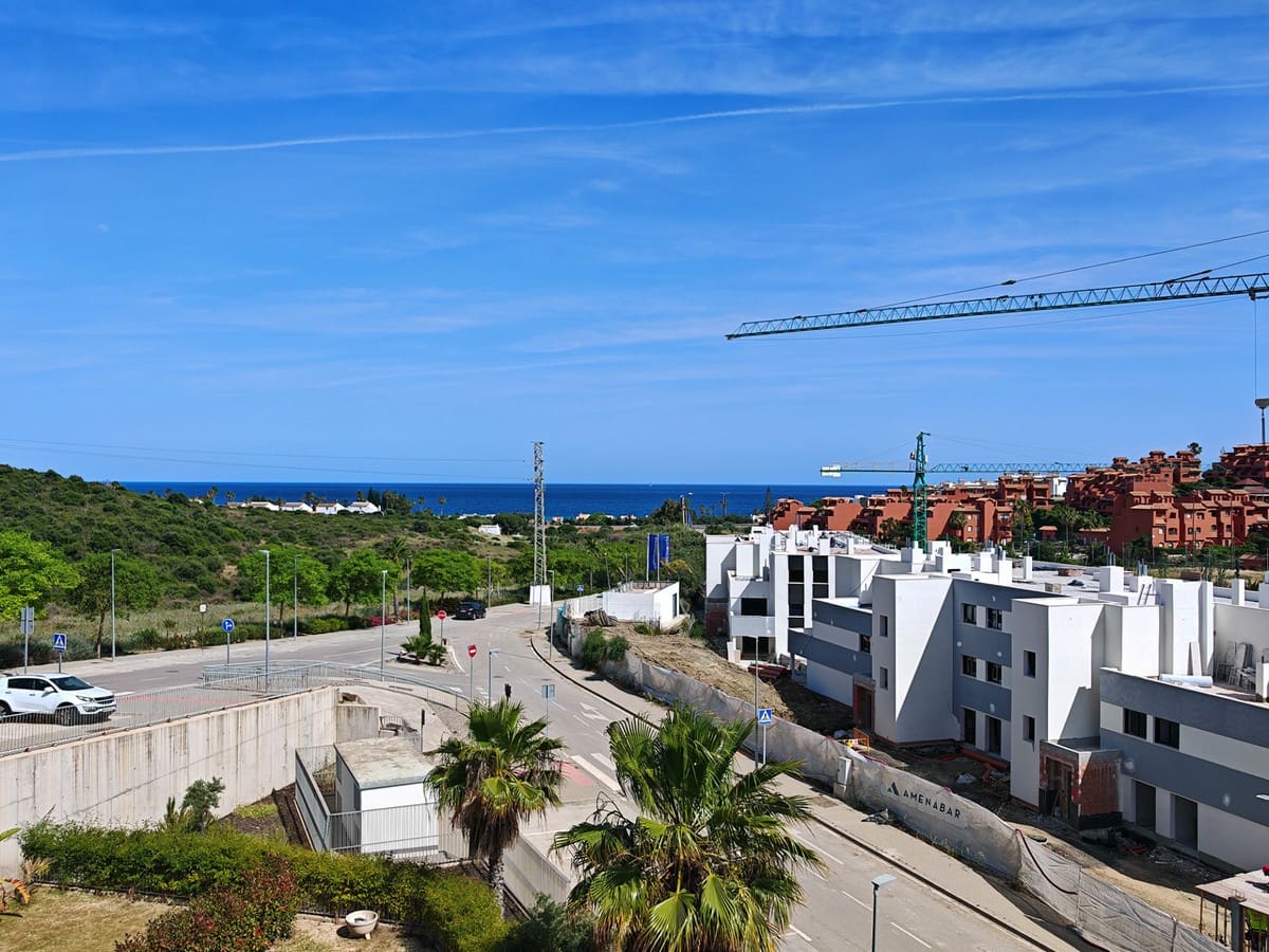 Ático de 2 habitaciones en Estepona en alquiler con piscina garaje - 2.500 € (Ref: 9943647)
